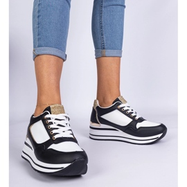 Svarta sneakers dekorerade med glitter och en metallinsats 1