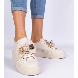 Beige sneakers dekorerade med en båge och en gyllene nallebjörn 2
