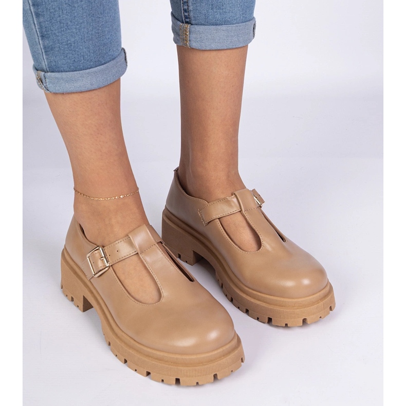 Bruna skor på Eco -Leather -plattformen 2