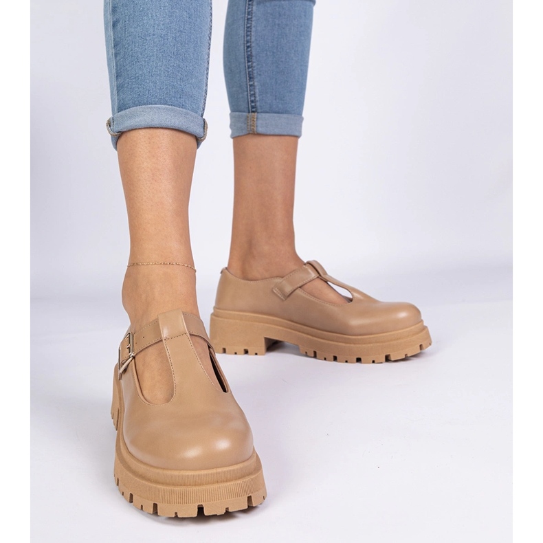 Bruna skor på Eco -Leather -plattformen 1