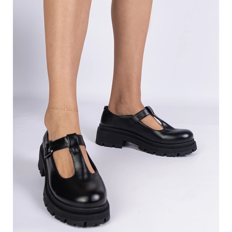 Svarta skor på Eco -Leather -plattformen 1