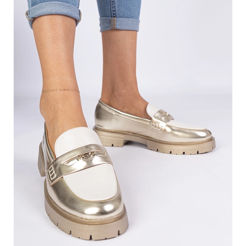 Gyllene kvinnors loafers med en vit insats 2