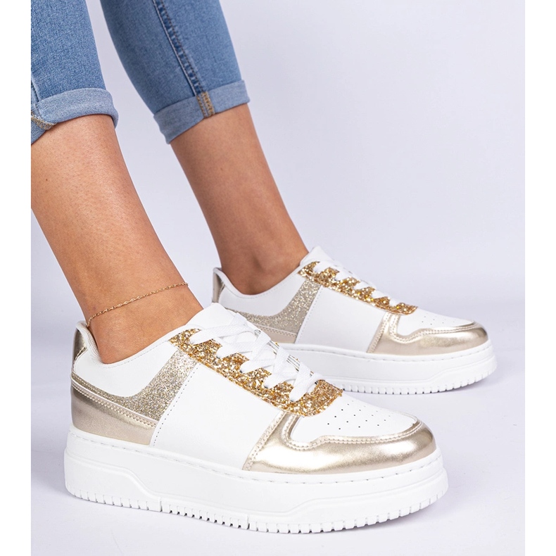 Gyllene kvinnors sneakers på en tjock sula dekorerad med glitter 2