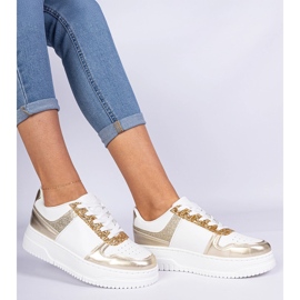 Gyllene kvinnors sneakers på en tjock sula dekorerad med glitter 3