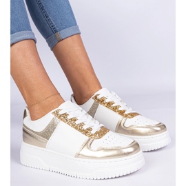 Gyllene kvinnors sneakers på en tjock sula dekorerad med glitter 4
