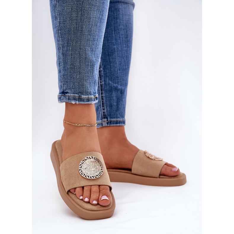 Kvinnors tofflor med en gyllene dekoration beige 2