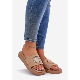 Kvinnors tofflor med en gyllene dekoration beige 1