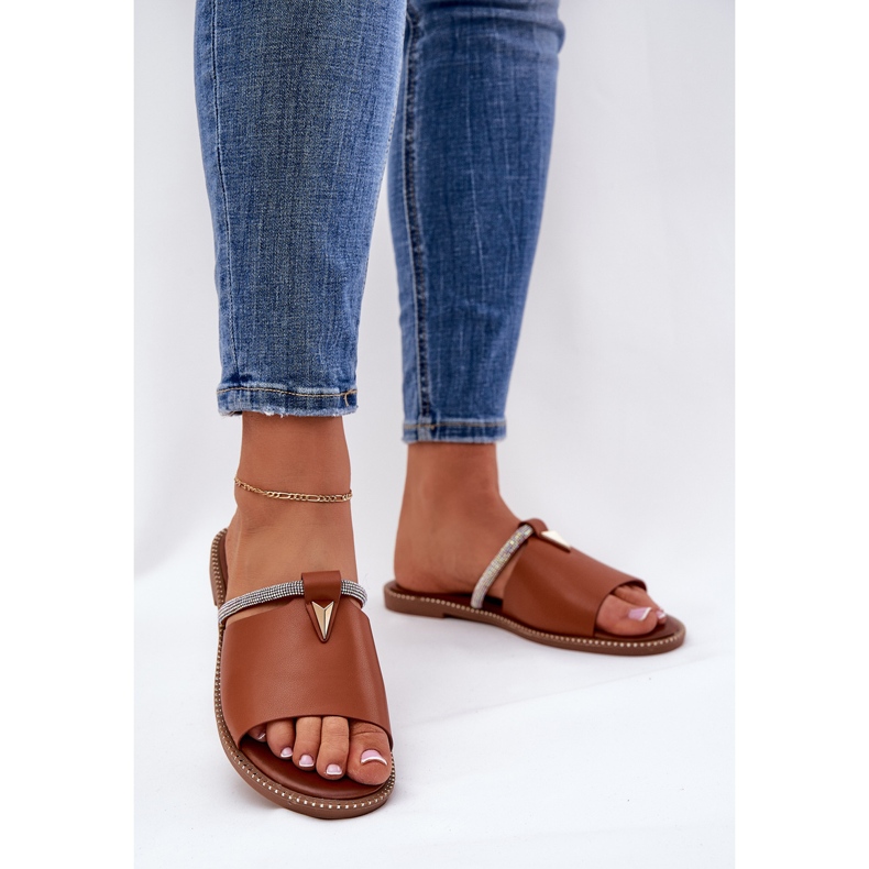 Eco Leather Flat -Heeled Flip Flops med en dekorativ kamelband brun 2