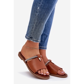 Eco Leather Flat -Heeled Flip Flops med en dekorativ kamelband brun 1