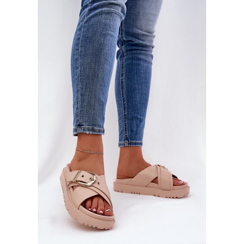 Tofflor på plattformen med ett beige spänne 2