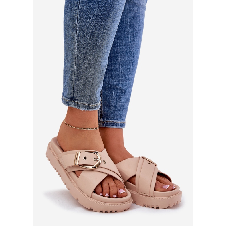 Tofflor på plattformen med ett beige spänne 1