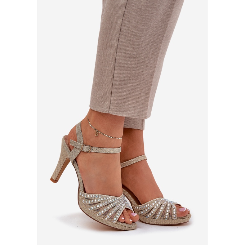 Sandaler på en stift med dekoration och glitter D&amp;A MR1038-33 guld gyllene 1