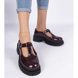 Bourgogne -skor på en Eco -Leather -plattform röd 1