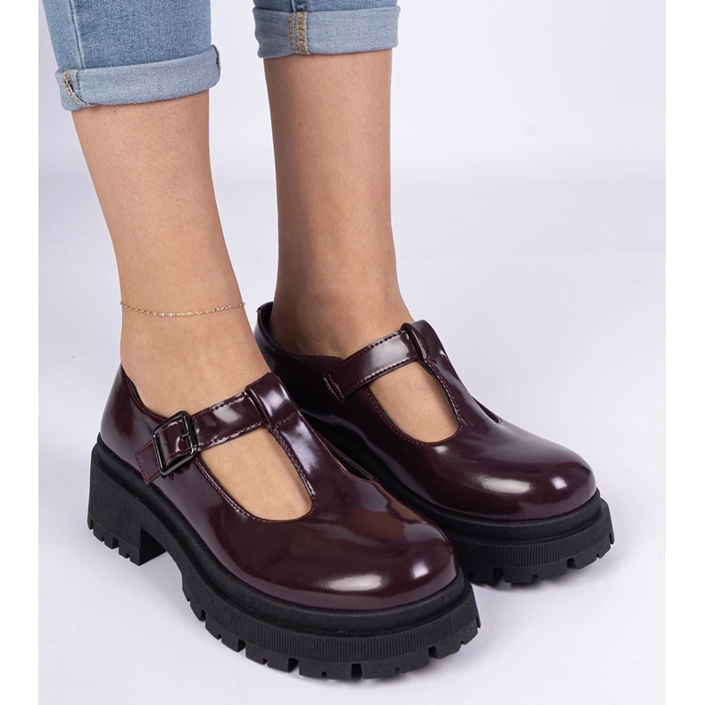 Bourgogne -skor på en Eco -Leather -plattform röd 2