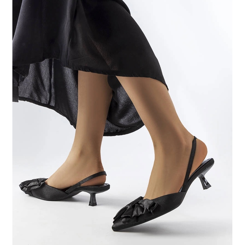 Svarta höga klackar med en båge 1