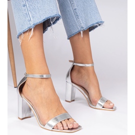 Silversandaler på en hög stolpe 1