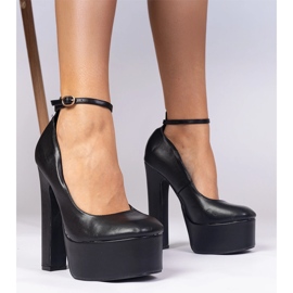 Svarta pumps på en hög stolpe 1