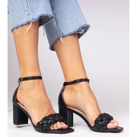 Svarta sandaler på stolpen täckt 1