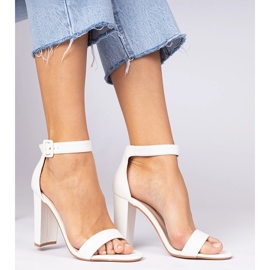 Vita sandaler på stolpen fästes på vristen 1