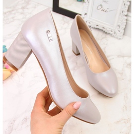 Silverpärlpumps för kvinnor på en dekorativ högklackad klack från Sergio Leone 2