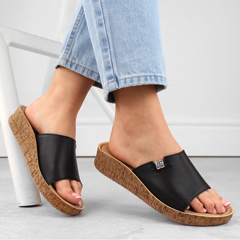 Bekväma damflipflops i läder, svarta Helios 130.011 1