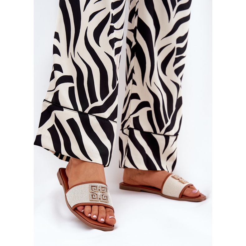 Eleganta kvinnors flip flops med kamel platthelad dekoration brun 2