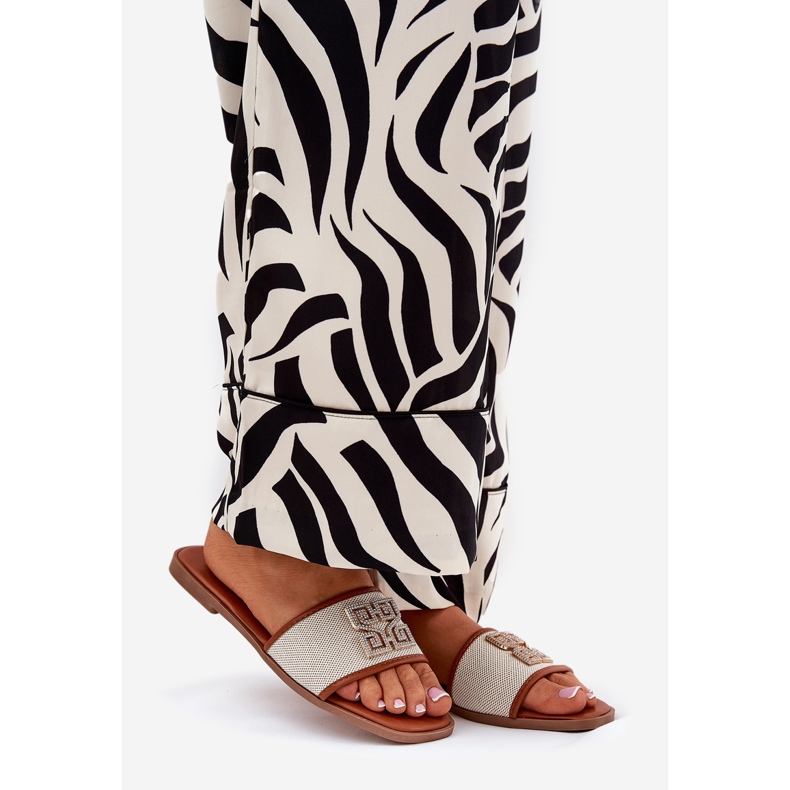 Eleganta kvinnors flip flops med kamel platthelad dekoration brun 1