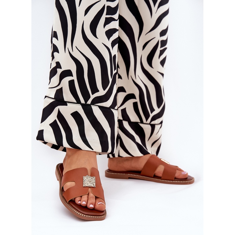 Platta klaffar med utskärningar och kameldekoration brun 2