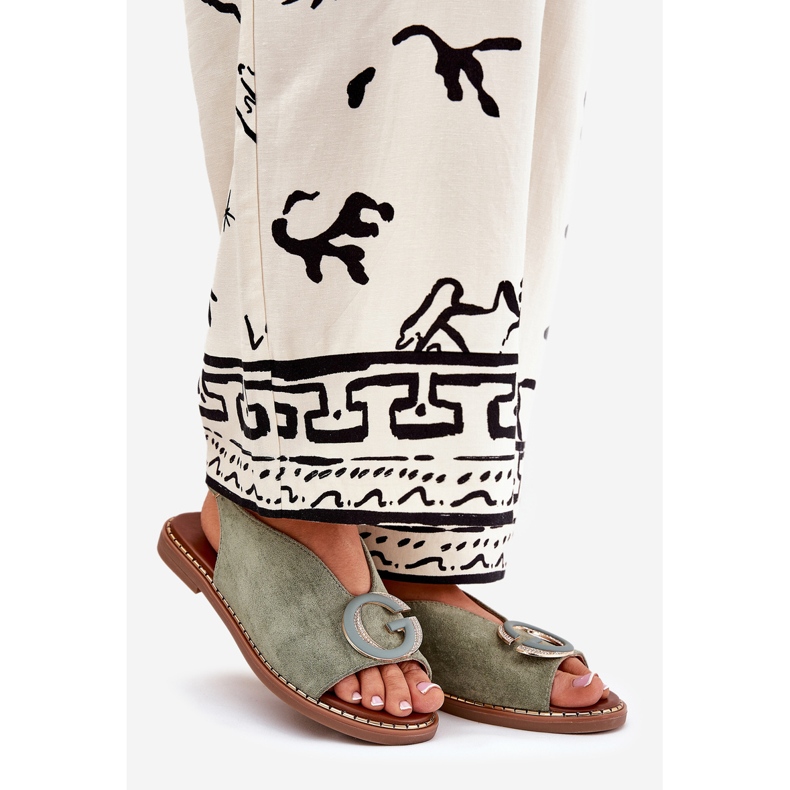 Platta sandaler med en grön prydnad 1