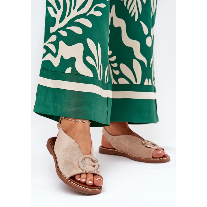 Platta kvinnosandaler med en beige dekoration 2