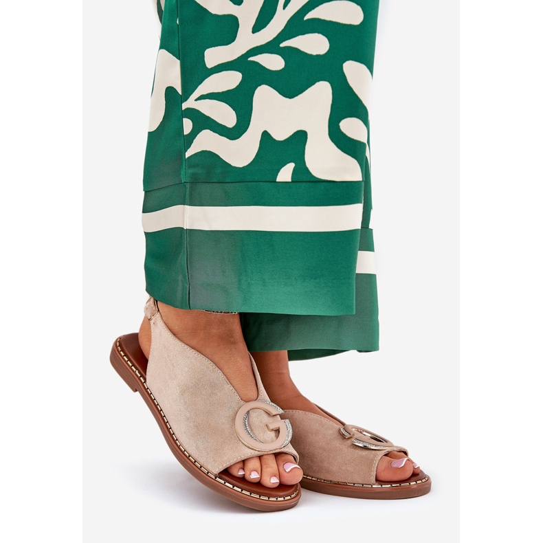 Platta kvinnosandaler med en beige dekoration 1