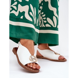 Platta eleganta sandaler med en vit dekoration 2