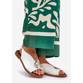 Platta eleganta sandaler med en vit dekoration 1