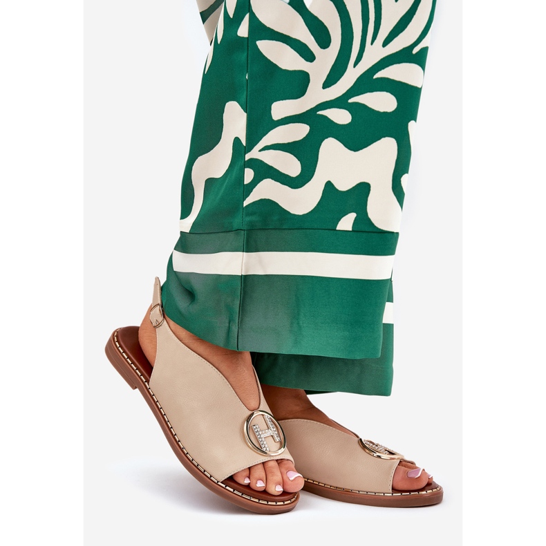 Platta eleganta sandaler med en beige dekoration 1