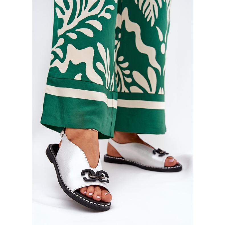 Flathelade sandaler med ett Eco Ornament Silver Leather 2