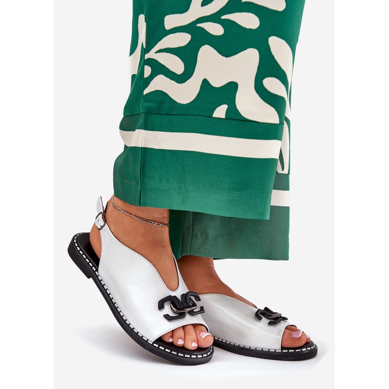 Flathelade sandaler med ett Eco Ornament Silver Leather 1