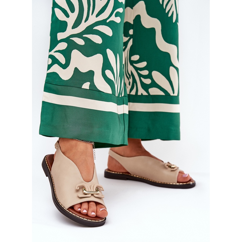 Flat -hanterade sandaler med en prydnad av ekoläder beige 2