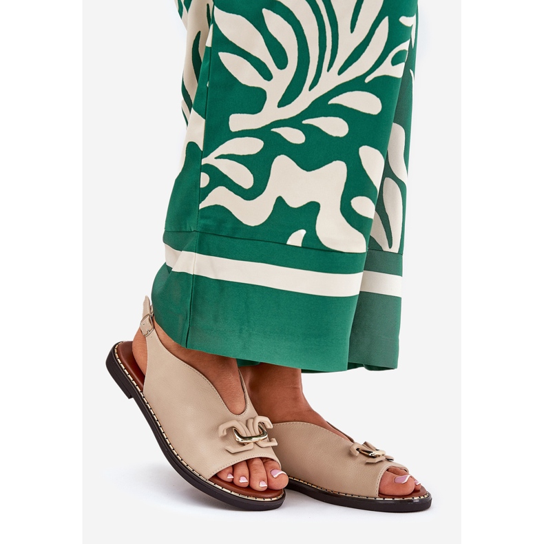 Flat -hanterade sandaler med en prydnad av ekoläder beige 1