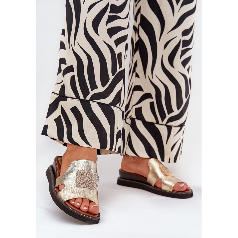 Jezzi Kvinnors flip flops på Anchoic Leather Wedge med en gyllene dekoration 2