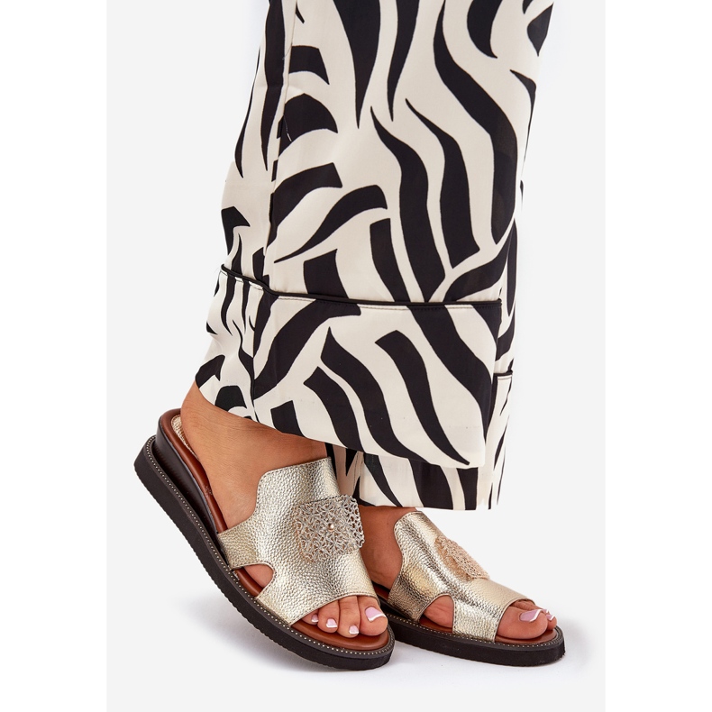 Jezzi Kvinnors flip flops på Anchoic Leather Wedge med en gyllene dekoration 1