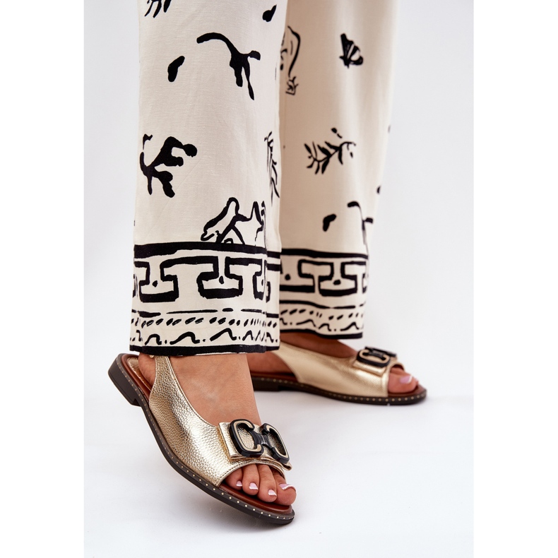 Jezzi Platta sandaler med en ekoläder dekoration gyllene 2