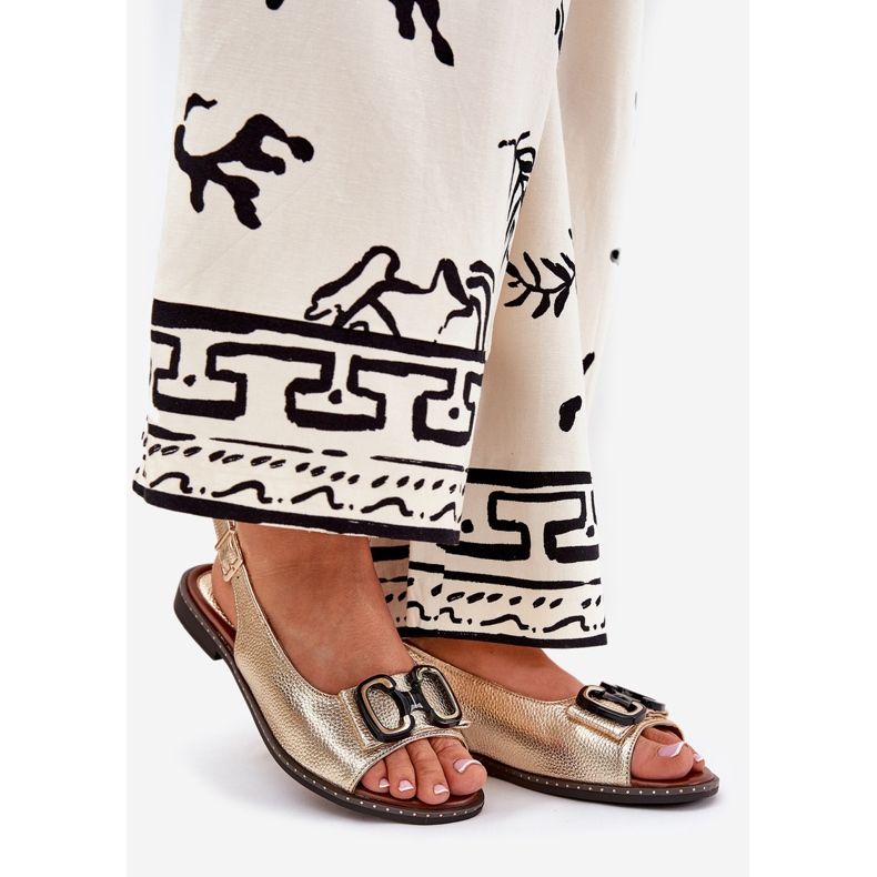 Jezzi Platta sandaler med en ekoläder dekoration gyllene 1