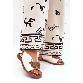 Jezzi Flat -hanterade kvinnosandaler med en vit dekoration 2