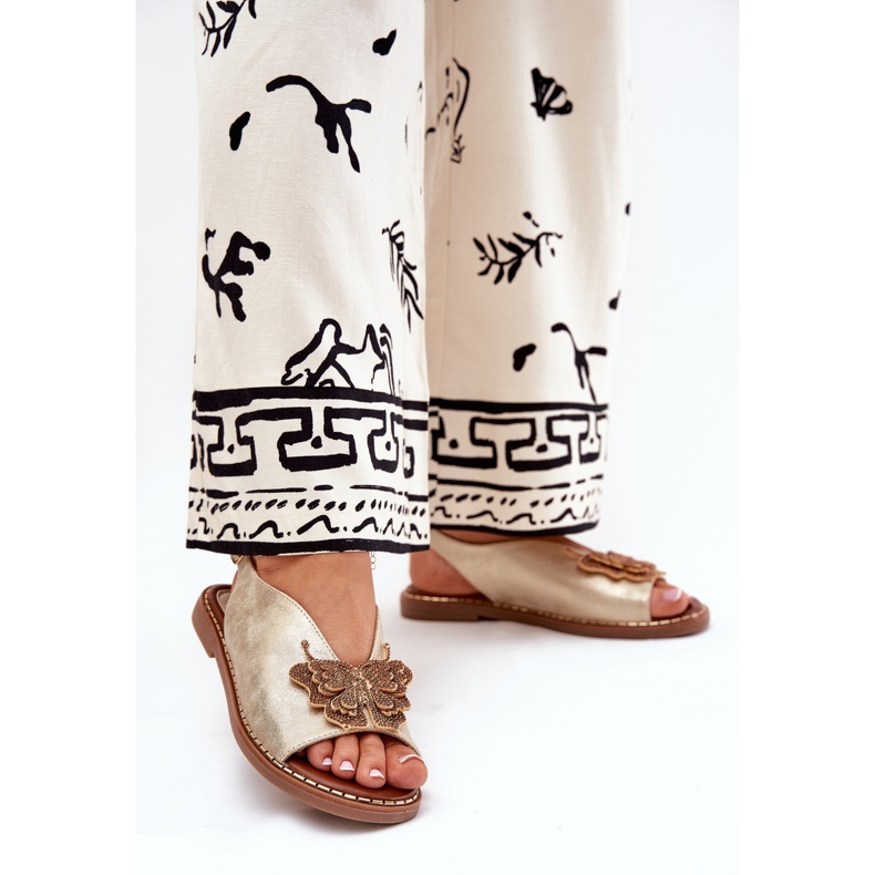 Jezzi Flathelade kvinnosandaler med gyllene prydnad 2