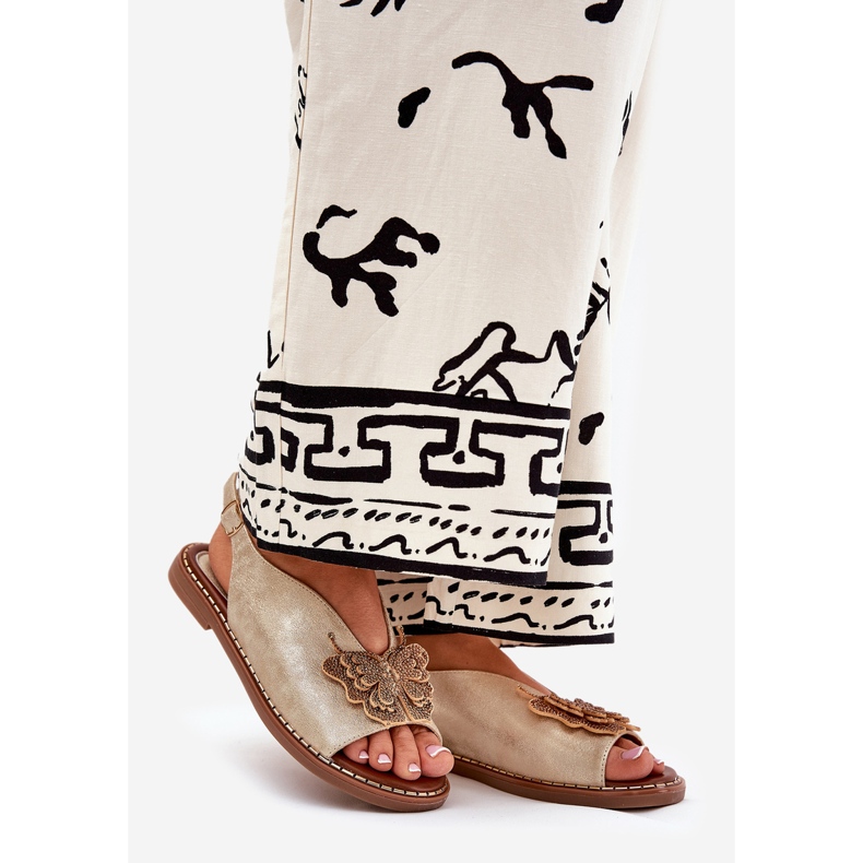 Jezzi Flathelade kvinnosandaler med gyllene prydnad 1