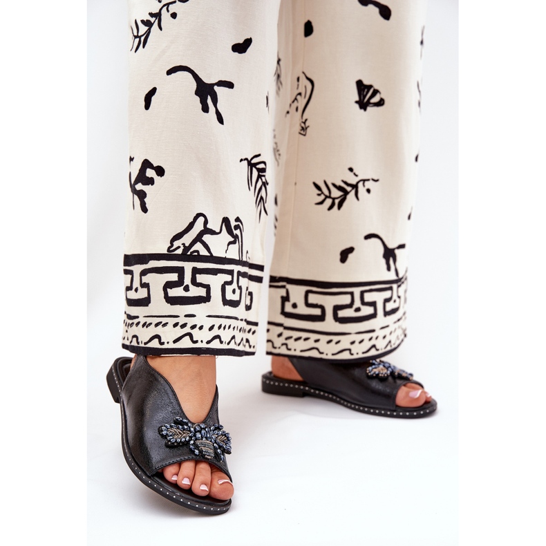 Jezzi Glänsande kvinnasandaler med en prydnad av platt svart 2