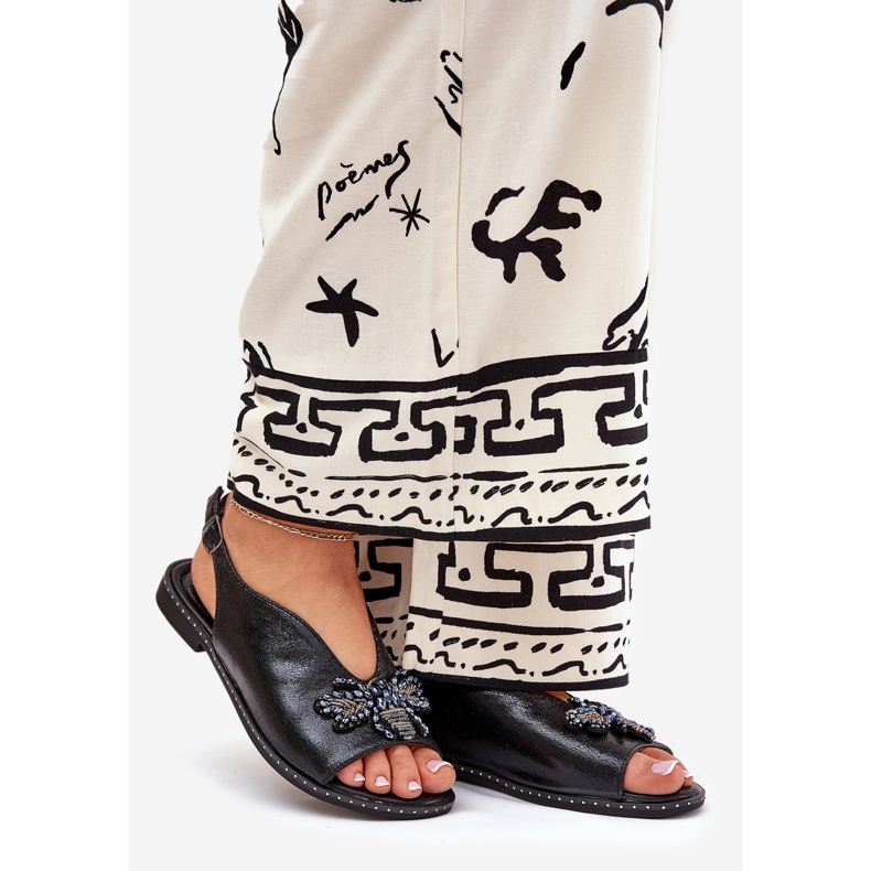 Jezzi Glänsande kvinnasandaler med en prydnad av platt svart 1