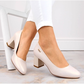 Pärlbeige pumps på en dekorativ stolpe från Sergio Leone 1