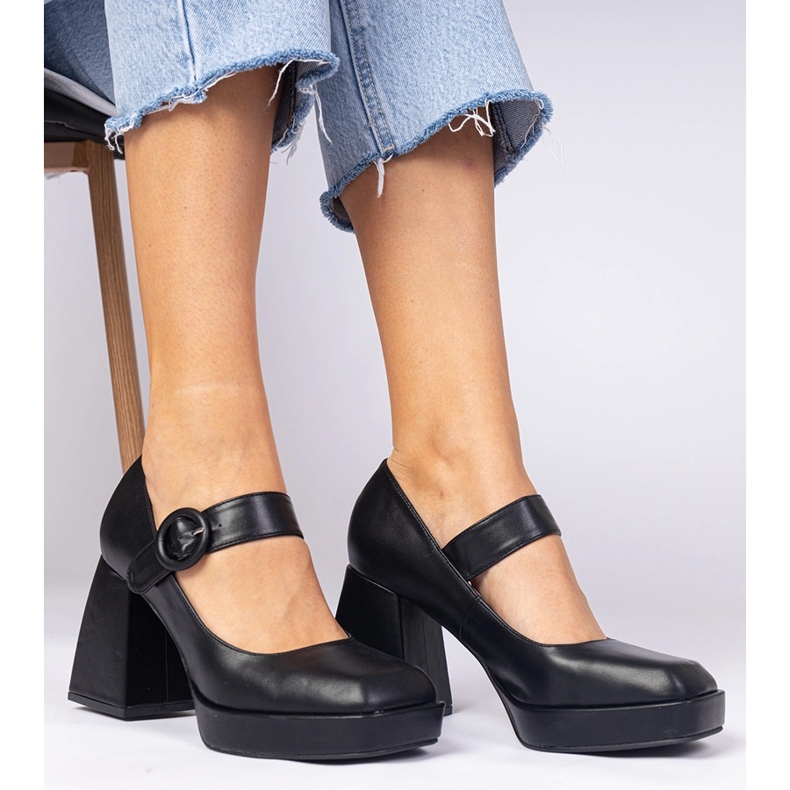 Svarta pumpar med en fyrkantig näsa och ett spänne 1