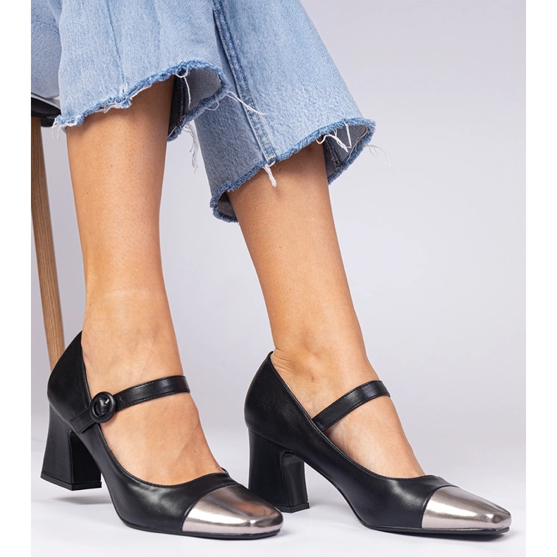 Svarta kvinnors pumpar med silvertå 2